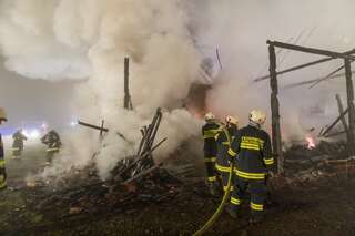 Wirtschaftstrakt eines Bauernhof im Vollbrand - Neffe rettete Onkel und Oma vor Feuer 20131216-0442.jpg