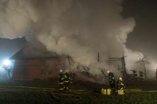 Wirtschaftstrakt eines Bauernhof im Vollbrand - Neffe rettete Onkel und Oma vor Feuer 20131216-0444.jpg