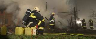 Wirtschaftstrakt eines Bauernhof im Vollbrand - Neffe rettete Onkel und Oma vor Feuer 20131216-0448.jpg