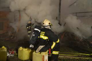 Wirtschaftstrakt eines Bauernhof im Vollbrand - Neffe rettete Onkel und Oma vor Feuer 20131216-0449.jpg