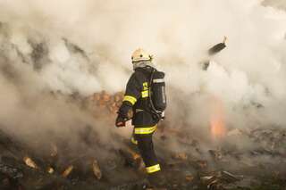 Wirtschaftstrakt eines Bauernhof im Vollbrand - Neffe rettete Onkel und Oma vor Feuer 20131216-0457.jpg
