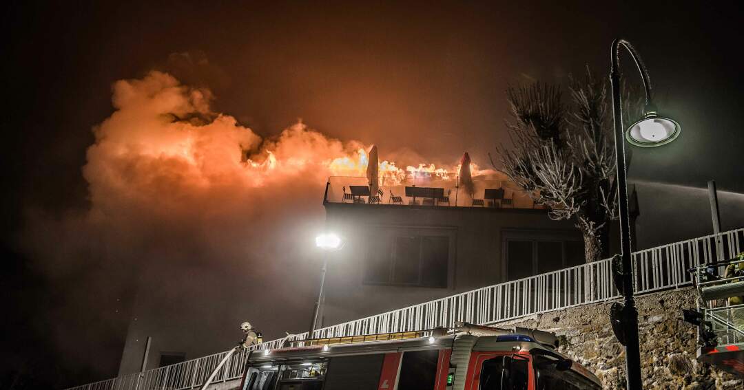 Titelbild: Brand am Linzer Pöstlingberg - Feuermann bei den Löscharbeiten verletzt