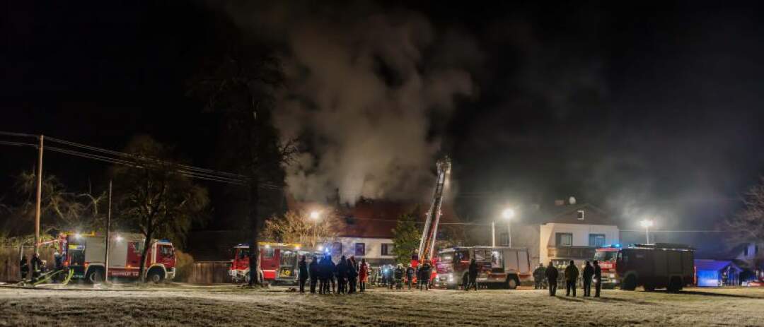 Titelbild: Neun Feuerwehren bei Dachstuhlbrand in Kallham im Einsatz