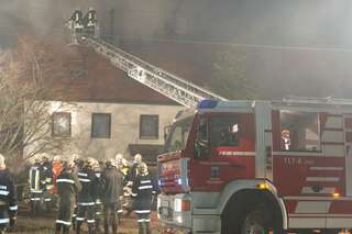 Neun Feuerwehren bei Dachstuhlbrand in Kallham im Einsatz 20140112-0174.jpg