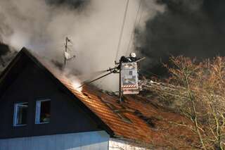 Neun Feuerwehren bei Dachstuhlbrand in Kallham im Einsatz 20140112-0177.jpg