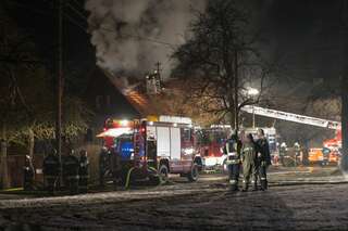 Neun Feuerwehren bei Dachstuhlbrand in Kallham im Einsatz 20140112-0180.jpg
