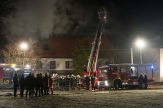 Neun Feuerwehren bei Dachstuhlbrand in Kallham im Einsatz 20140112-0189.jpg