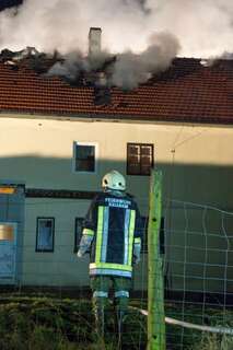 Neun Feuerwehren bei Dachstuhlbrand in Kallham im Einsatz 20140112-0191.jpg