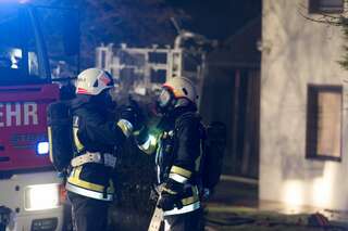 Neun Feuerwehren bei Dachstuhlbrand in Kallham im Einsatz 20140112-0192.jpg