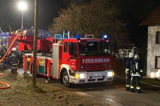 Neun Feuerwehren bei Dachstuhlbrand in Kallham im Einsatz 20140112-0193.jpg