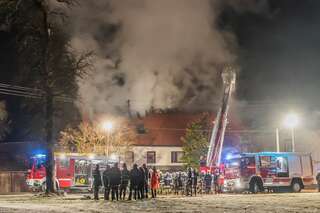 Neun Feuerwehren bei Dachstuhlbrand in Kallham im Einsatz 20140112-1824.jpg