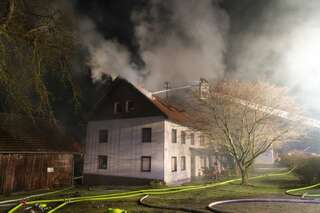 Neun Feuerwehren bei Dachstuhlbrand in Kallham im Einsatz 20140113-1829.jpg