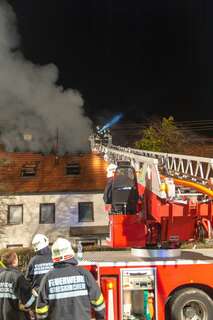 Neun Feuerwehren bei Dachstuhlbrand in Kallham im Einsatz 20140113-1839.jpg
