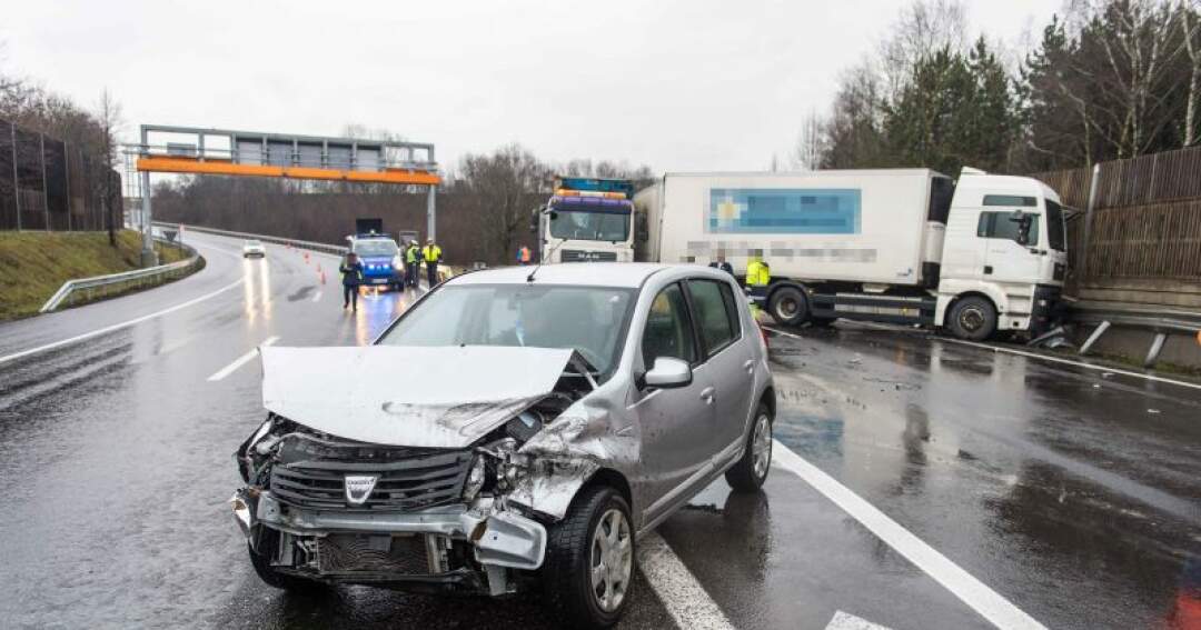 Titelbild: Unfall am Knoten Linz - Abfahrt auf A7 kurz gesperrt