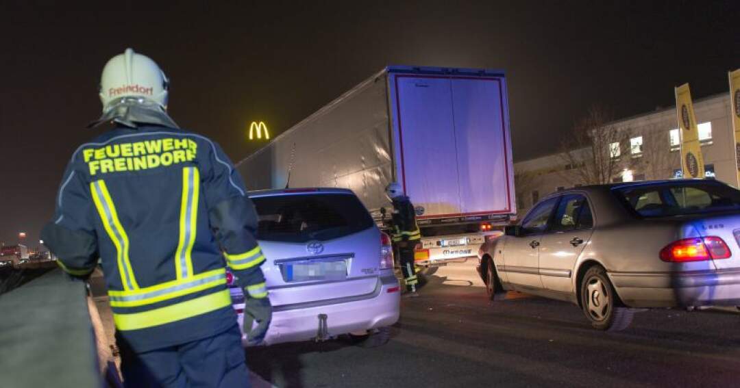 Titelbild: Totalsperre der Westautobahn nach Unfall mit Gasauto