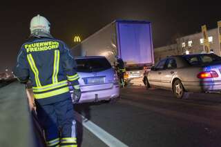 Totalsperre der Westautobahn nach Unfall mit Gasauto 20140123-2301.jpg
