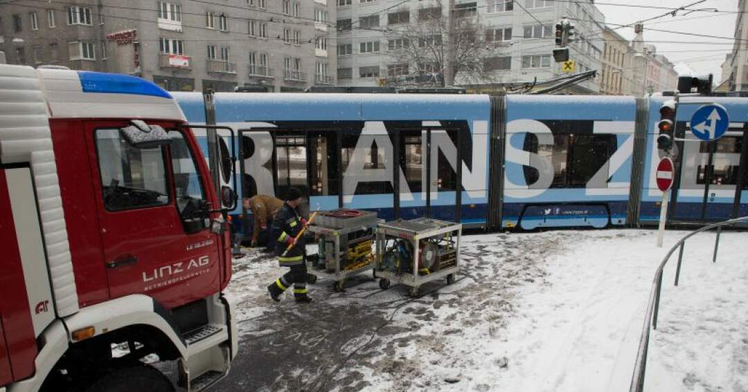 Titelbild: Straßenbahn in Linz-Urfahr entgleist