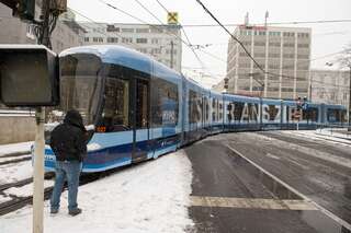 Straßenbahn in Linz-Urfahr entgleist 20140126-2329.jpg