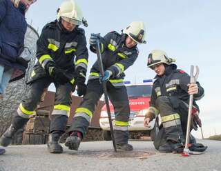 Feuerwehrmänner befreiten Kater aus Abwasserkanal 20140205-2772.jpg
