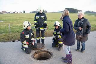 Feuerwehrmänner befreiten Kater aus Abwasserkanal 20140205-2776.jpg