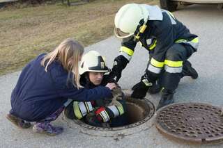 Feuerwehrmänner befreiten Kater aus Abwasserkanal 20140205-2785.jpg