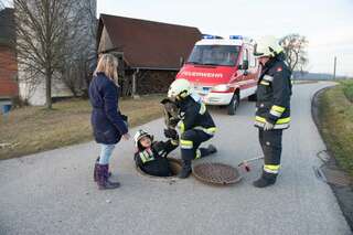 Feuerwehrmänner befreiten Kater aus Abwasserkanal 20140205-2792.jpg