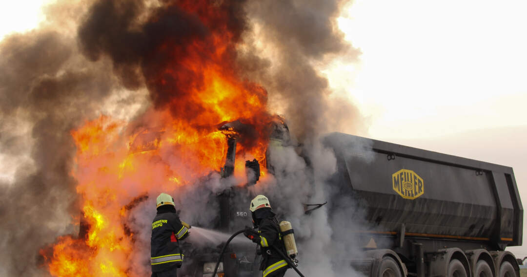 Titelbild: Lkw-Brand auf der B123 bei Zirking