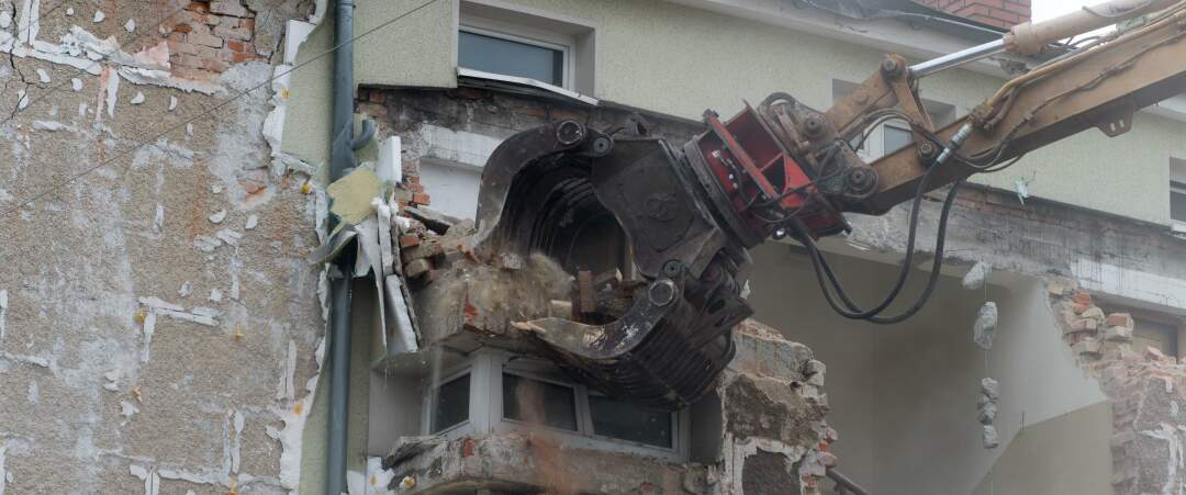 Titelbild: Nach Explosion - einsturzgefährdetes Wohnhaus in Linz ist bald abgerissen
