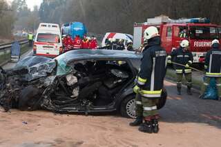 Pkw krachte gegen Lastwagen - Lenkerin (23) eingeklemmt 20140310-4467.jpg