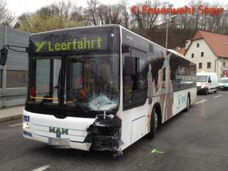 Fahrzeuglenker nach Zusammenstoß mit Bus eingeklemmt foto3.jpg
