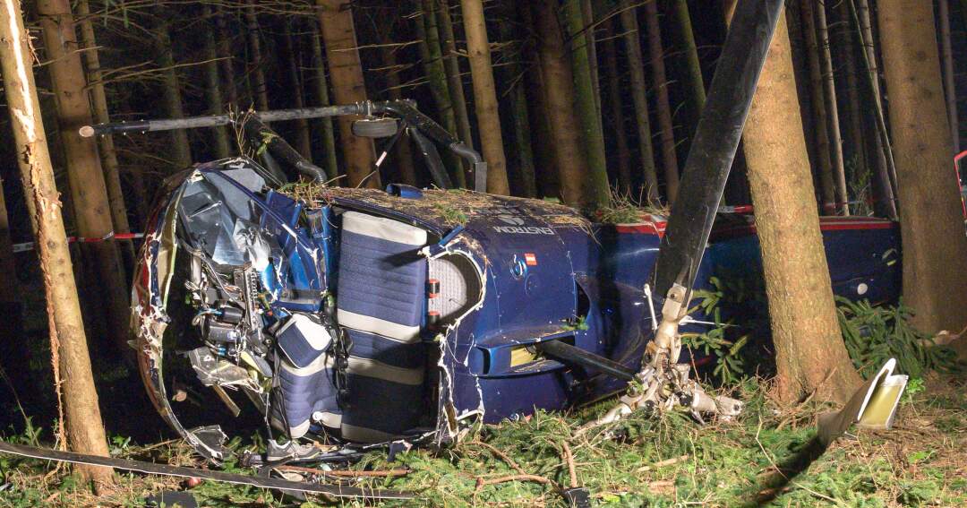 Titelbild: Hubschrauber im Bezirk Gmunden abgestürzt: Ein Toter