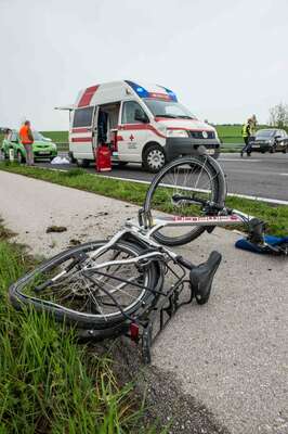 Schwerverletzte Radfahrerin mit Rettungshubschrauber ins UKH geflogen 20140411-6254.jpg