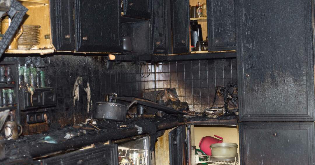 Titelbild: Fett auf Herd vergessen, Küche ausgebrannt, zwei Personen über Leiter gerettet.
