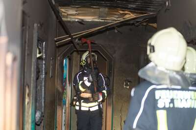 Fett auf Herd vergessen, Küche ausgebrannt, zwei Personen über Leiter gerettet. 20140413-6363.jpg