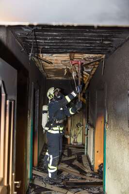 Fett auf Herd vergessen, Küche ausgebrannt, zwei Personen über Leiter gerettet. 20140413-6375.jpg