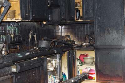 Fett auf Herd vergessen, Küche ausgebrannt, zwei Personen über Leiter gerettet. 20140413-6382.jpg