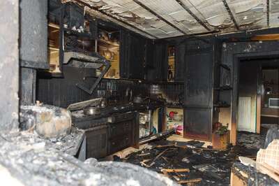 Fett auf Herd vergessen, Küche ausgebrannt, zwei Personen über Leiter gerettet. 20140413-6383.jpg