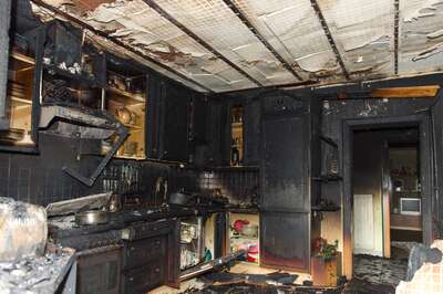Fett auf Herd vergessen, Küche ausgebrannt, zwei Personen über Leiter gerettet. 20140413-6386.jpg