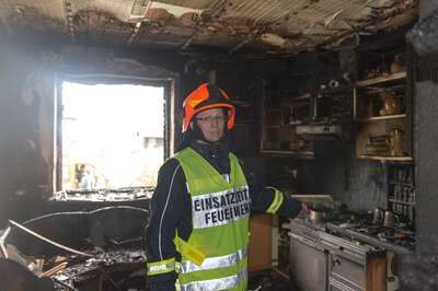 Fett auf Herd vergessen, Küche ausgebrannt, zwei Personen über Leiter gerettet. 20140413-6397.jpg