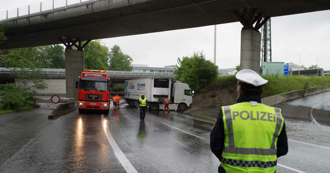 Titelbild: Sperre der Mühlkreisautobahn nach LKW-Unfall