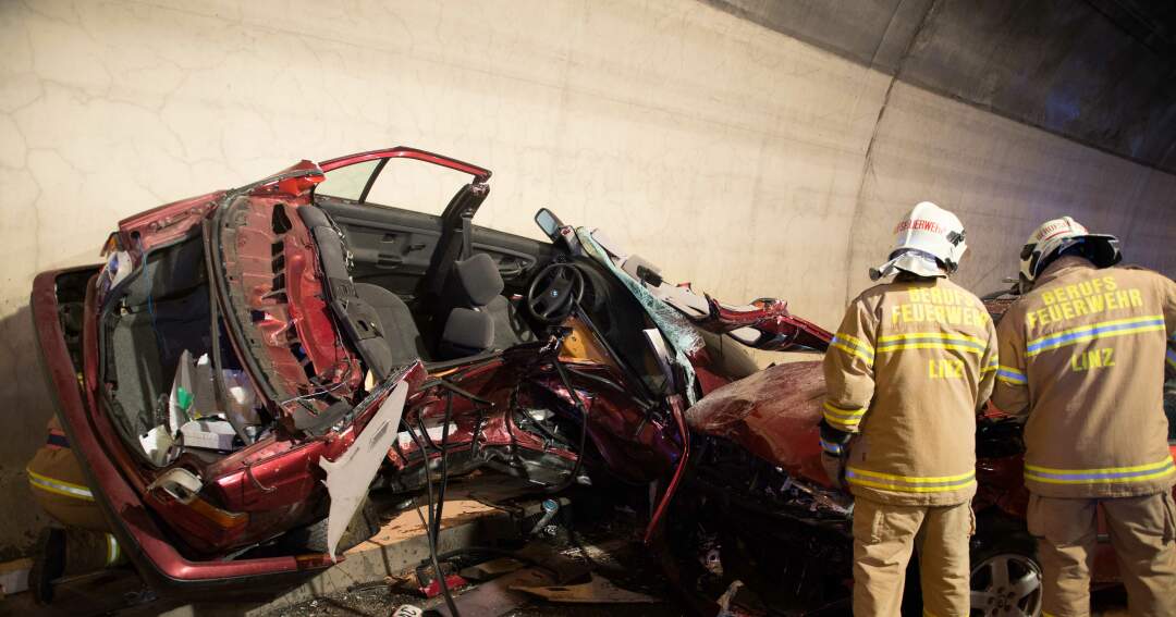 Titelbild: Verkehrsunfall mit eingeklemmter Person im Mona Lisa Tunnel