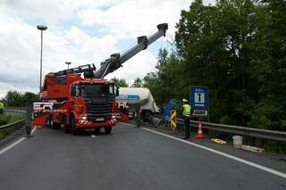 Lkw durchbrach auf A7 Leitschiene 20140508-6067.jpg