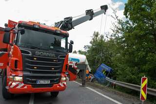 Lkw durchbrach auf A7 Leitschiene 20140508-6069.jpg