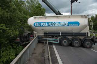Lkw durchbrach auf A7 Leitschiene 20140508-6075.jpg