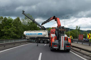 Lkw durchbrach auf A7 Leitschiene 20140508-6076.jpg