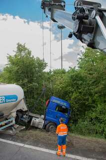Lkw durchbrach auf A7 Leitschiene 20140508-6079.jpg