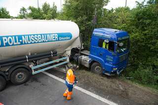 Lkw durchbrach auf A7 Leitschiene 20140508-6081.jpg