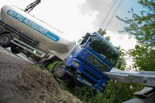 Lkw durchbrach auf A7 Leitschiene 20140508-6083.jpg