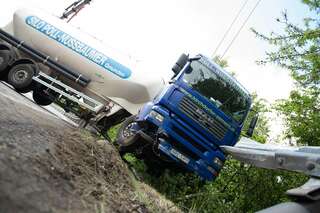 Lkw durchbrach auf A7 Leitschiene 20140508-6085.jpg