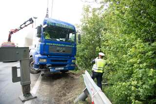 Lkw durchbrach auf A7 Leitschiene 20140508-6089.jpg